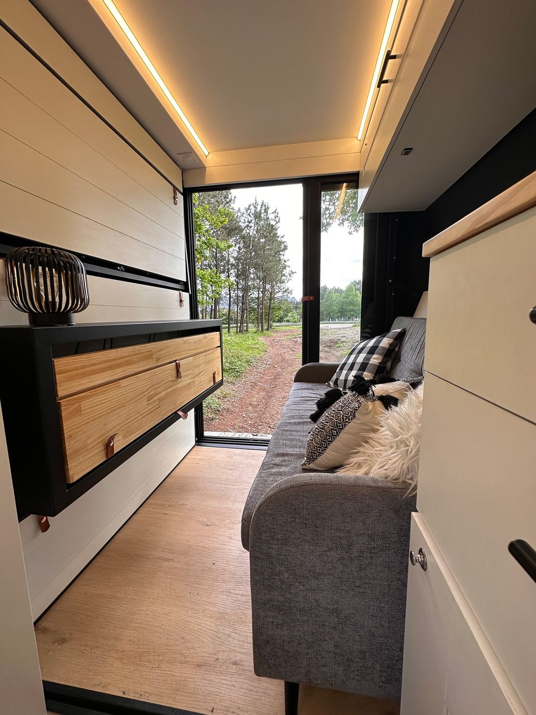Intérieur du module avec banquette et rangements