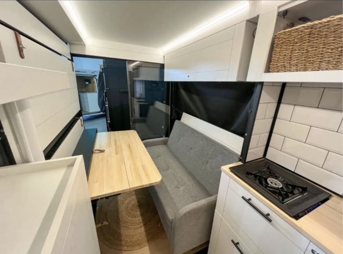 Banquette, table et cuisine du module